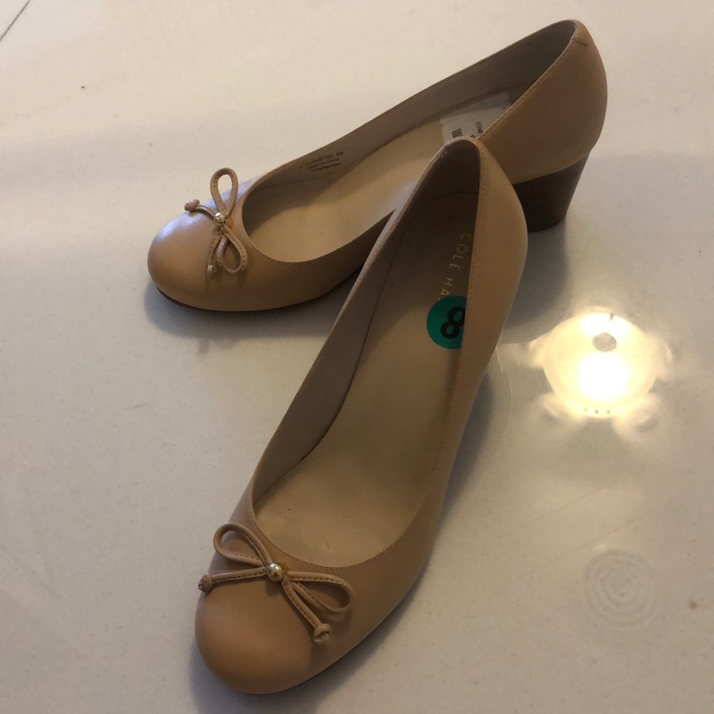 NWT Cole Hann nude wedges